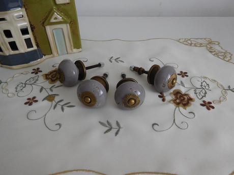 Porcelánové úchytky na nábytok,, 
