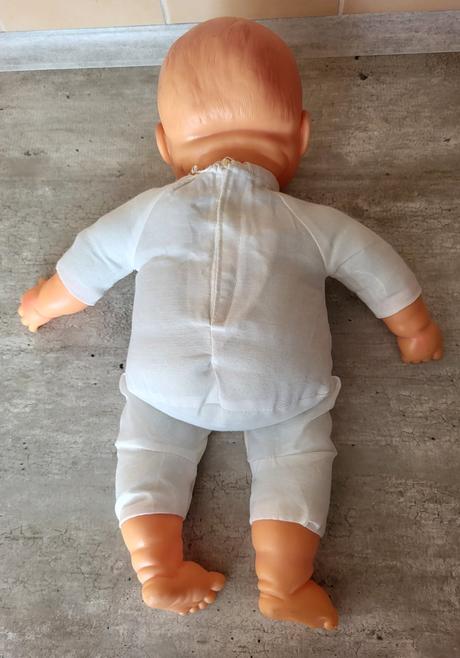 Bábika s hnedými očami a s príslušenstvom, 