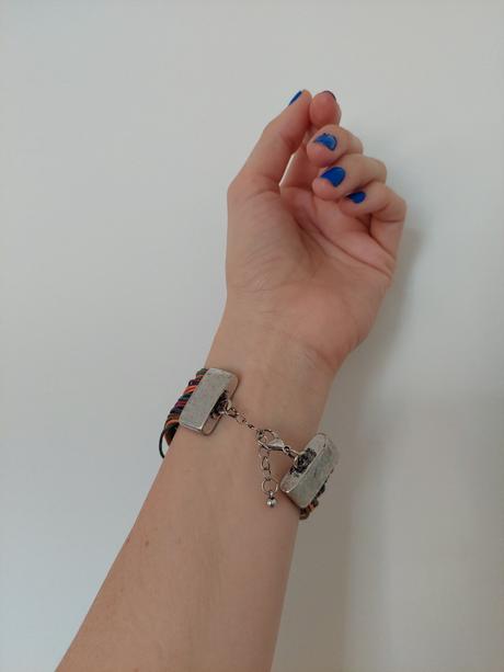 Naramok bizuteria s farebnymi nitkami, 