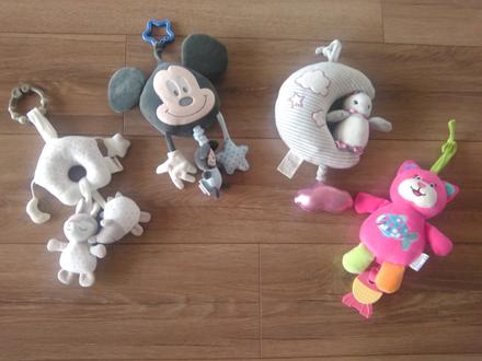 Hračky na zavesenie aj s hudbou,