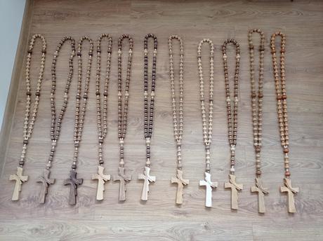 Drevený závesný ruženec, 