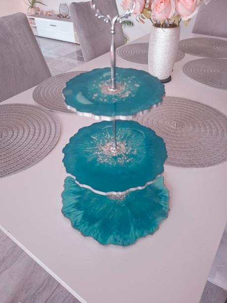 Ručné robeny etažér s epoxidu,