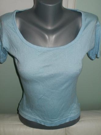 Tenšie svetlomodré tričko, s