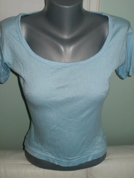 Tenšie svetlomodré tričko, s