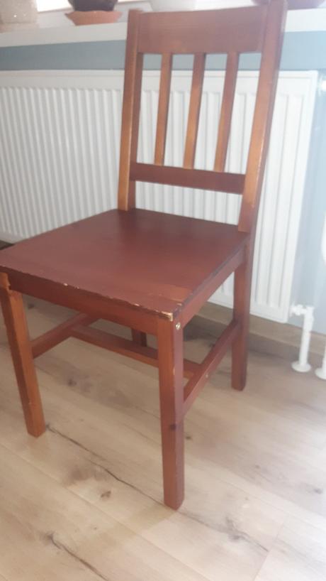 Jedálenský stôl a 4 stoličky, 