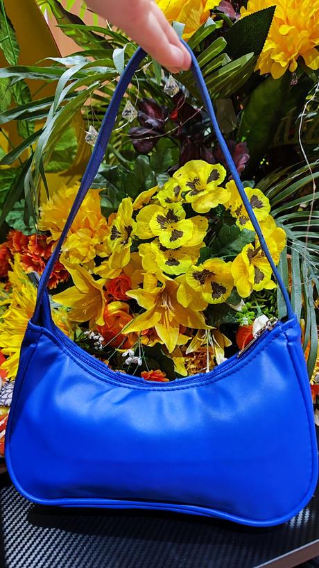 Modrá kabelka s cvokmi,