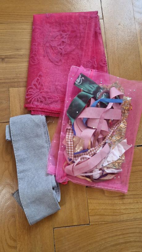 Vrecka so stuzkami, stola,