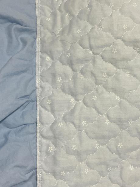 Nádherný "baby blue" prehoz s všívanou háčkovanou,