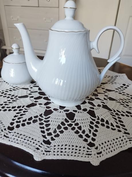 Porcelánový čajník +cukornička.,