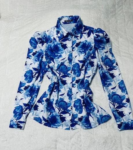 Bielo modrá kvetovaná blúzka s nazberanými rukávmi, l