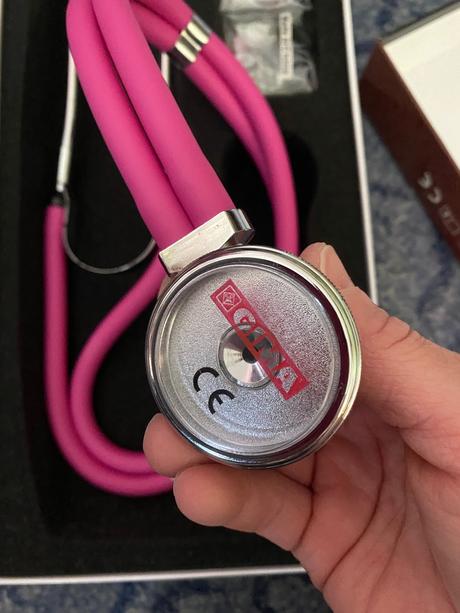 Ružový fonendoskop,