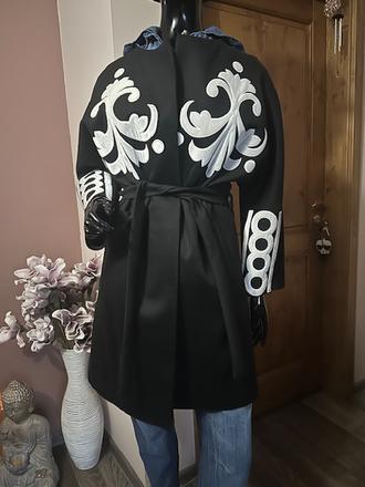 Nádherný kabát s aplikáciami a kratšími rukávmi, l / m