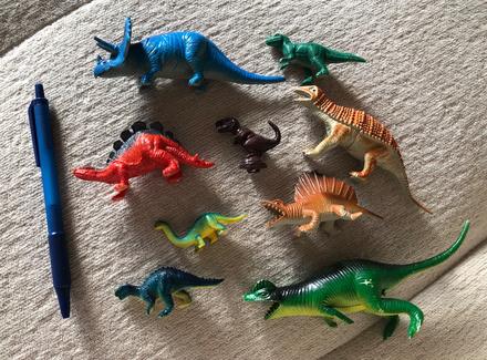 9 plastových malých dinosaurov, 