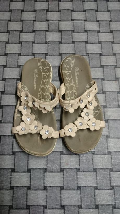 Dievčenské šlapky, 32