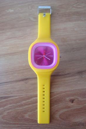Žlto-ružové hodinky, 