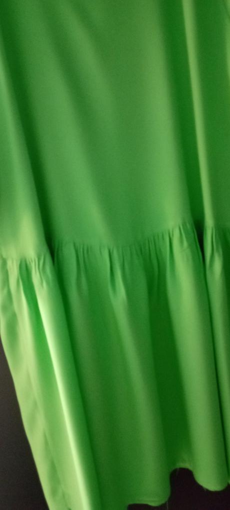 Šaty s volánom, 38