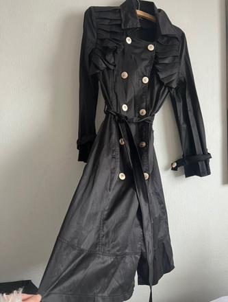 Krasny cierny trenchkot kabat s volanmi v historic, m