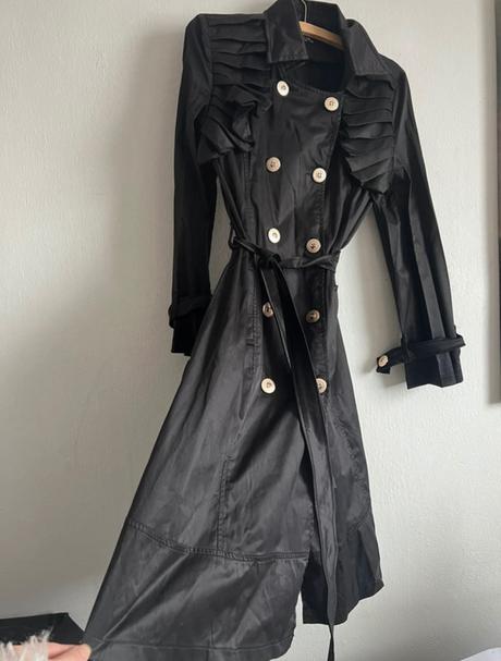 Krasny cierny trenchkot kabat s volanmi v historic, m