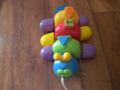 Interaktívna tahacia húsenička,