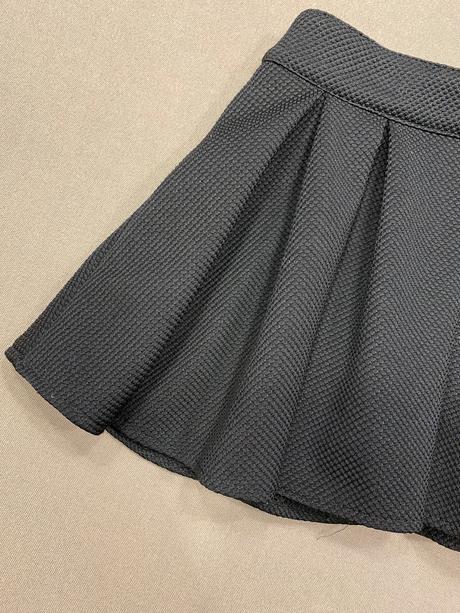 Čierna sukňa na zips, 104