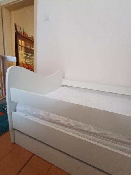 Predam detskú posteľ s matracmi a roštom, šírka (cm): 90,dĺžka (cm): 160