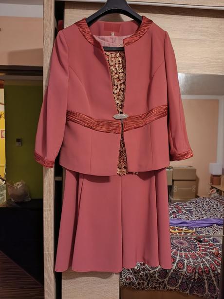 Krásny suknovy kostym, 46