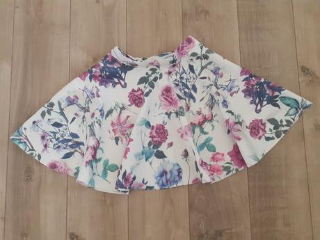 Krasna spolocenska kvetovana sukna s vreckami, s