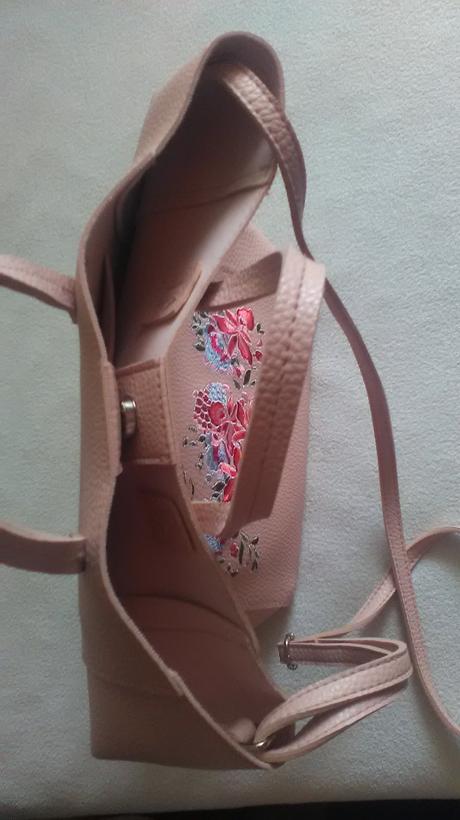 Damska kabelka s kvetmi,