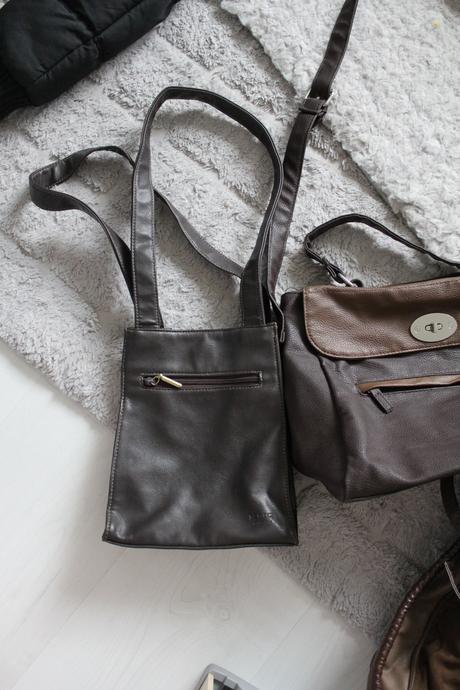 Mala kozena tmavohneda kabelka,