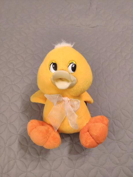 Plysova kacicka, vydava zvuk po stlaceni bruska, 