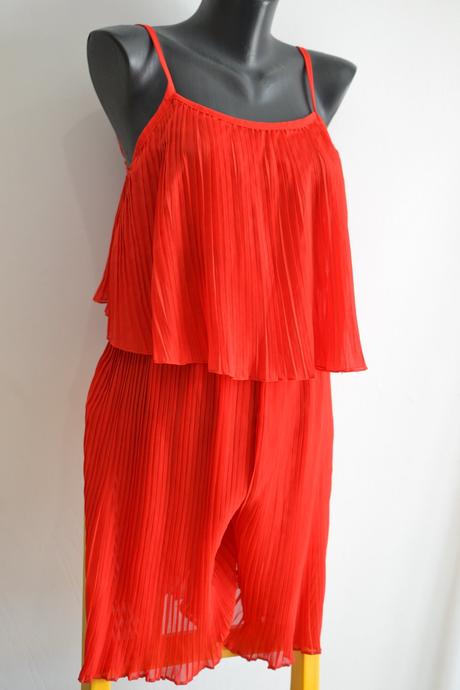 Červený plisovaný overal s, s