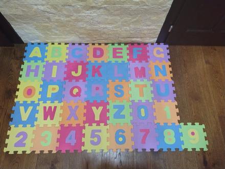 Predáme penové puzzle písmenká a číslice, 