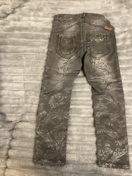 Zaujímavé nohavice, 104