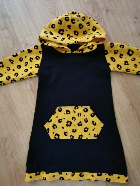 Šaty s kapucňou, 128