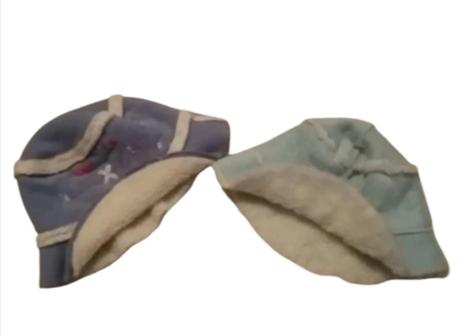 2 klobuciky na zimu 7-9r, 