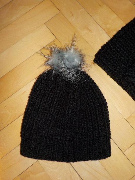 Štrikovaná súprava šál a čiapka,