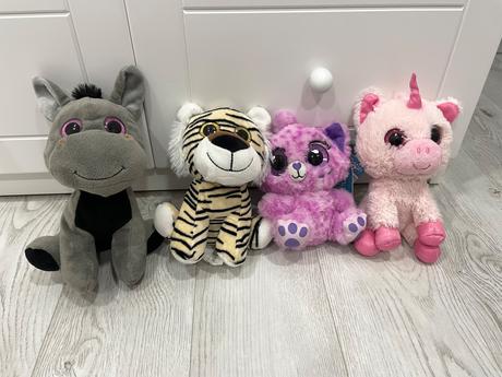 Rôzny plyšáci so sklennými očami,