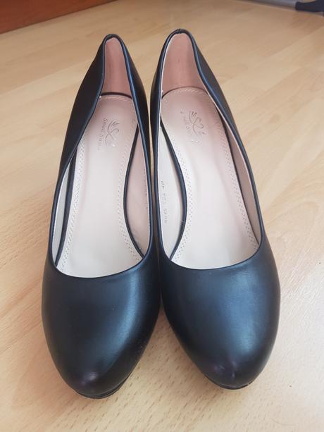 Čierne lodičky, 40