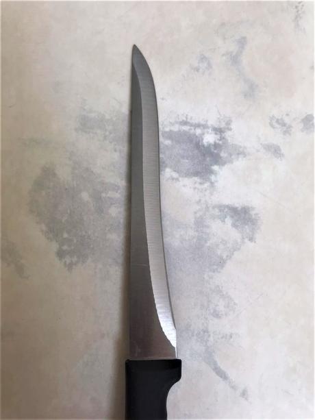 Dlhý ostrý nôž,