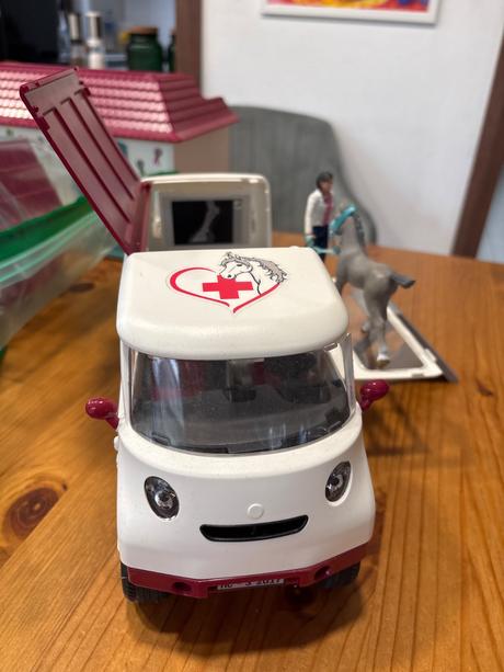 Schleich veterinárna ambulancia s koňom,
