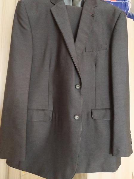 Tmavosivý oblek, aký motýlik k nemu?