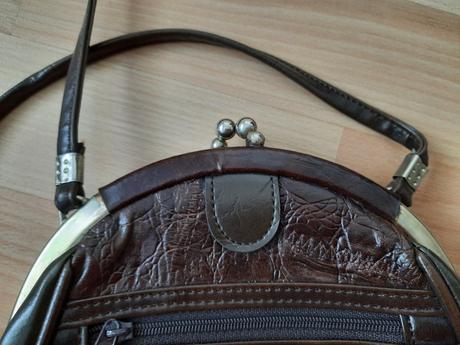 Menšia hnedá kabelka, 