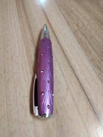 Znackove pero so swarovski kamienkami,