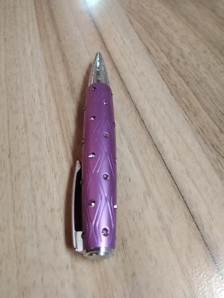 Znackove pero so swarovski kamienkami, 