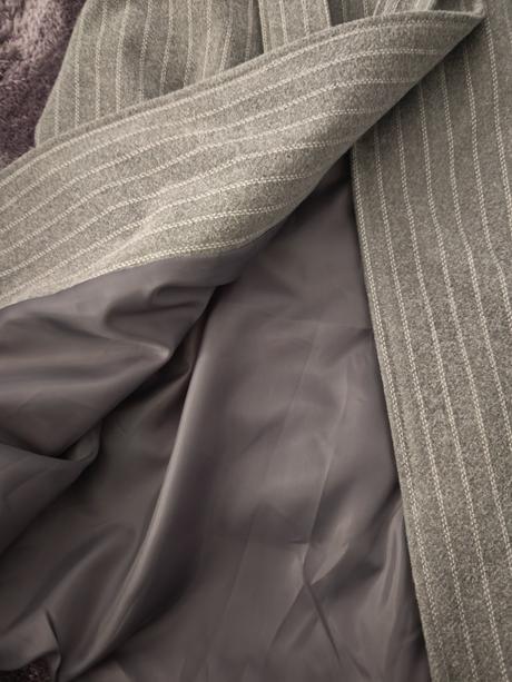 Svetlosivý dlhý pruhovaný kabát seppy, 