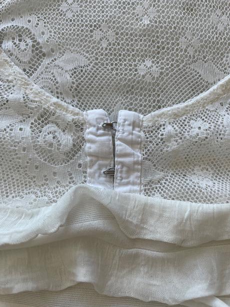 Kremovy volankovy top s krajkou,