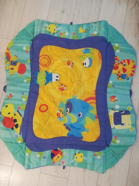 Hracia deka s hrazdičkou a hračkami, 