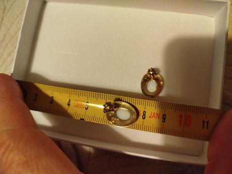 Zlaté náušnice s opalom,