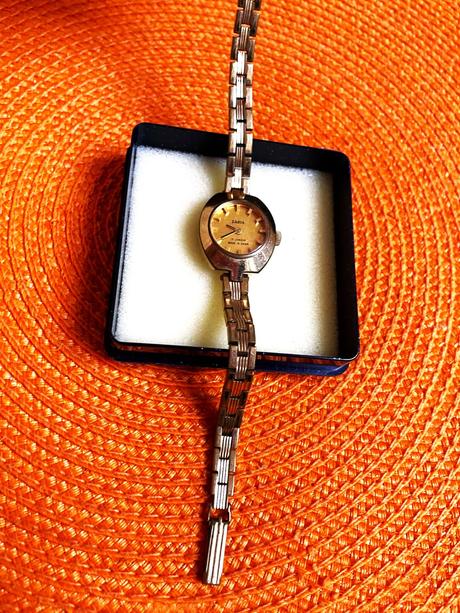 Starožitné náramkové hodinky zaria, 