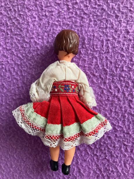 Retro babika v kroji, 